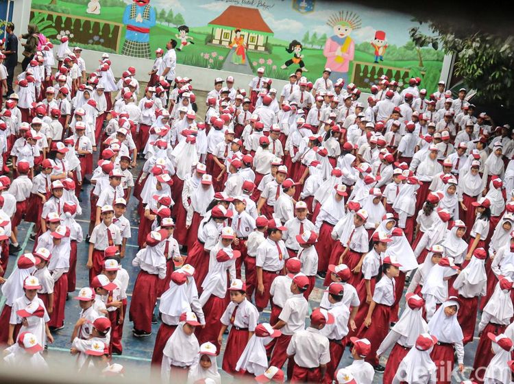 Antusias Hari Pertama Sekolah, SDN 03 Kelapa Gading Timur Gelar Upacara