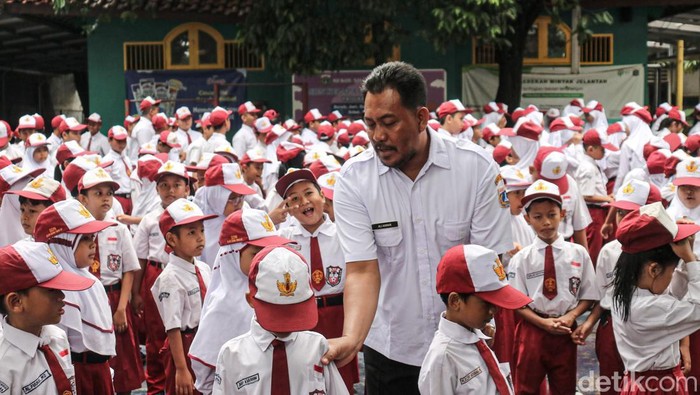 Aktivitas hari pertama masuk sekolah berlangsung penuh antusias di SDN 03 Kelapa Gading Timur, Jakarta Utara, Senin (5/1/2026). Sejak pagi hari, suasana sekolah tampak ramai oleh kehadiran para siswa yang kembali bersekolah setelah libur Natal dan Tahun Baru.
