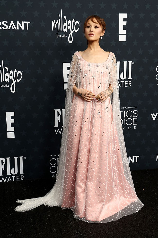 Ariana Grande tampil dengan gaya bak peri dalam balutan gaun Dior bernuansa lembut dan romantis di ajang Critics Choice Awards 2026, Minggu (4/01/2026). Foto: Variety via Getty Images/Tommaso Boddi