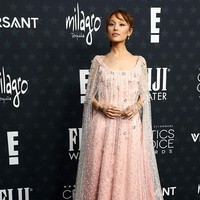 5 Gaya Ariana Grande Bak Peri di Red Carpet Critics Choice Awards 2026