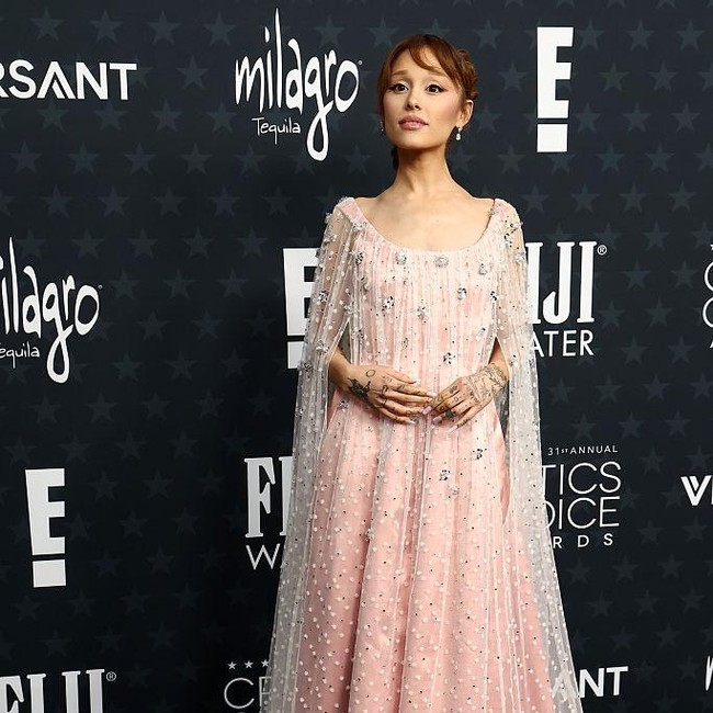 5 Gaya Ariana Grande Bak Peri di Red Carpet Critics Choice Awards 2026