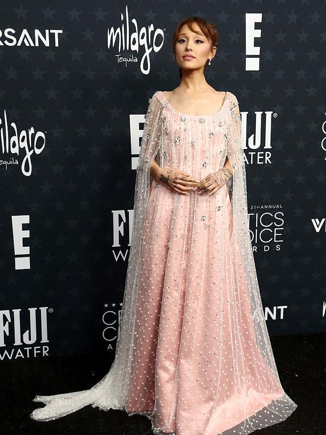 5 Gaya Ariana Grande Bak Peri di Red Carpet Critics Choice Awards 2026