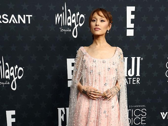 Ariana Grande menghadiri Critics Choice Awards ke-31 di Santa Monica, California, AS, 4 Januari 2026.