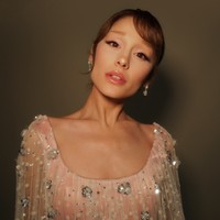 Riasan wajah dan gaya rambut bernuansa pink nude, dengan updo rapi dan poni lembut, mempercantik wajahnya yang mungil dan feminin. Foto: Instagram/@arianagrande