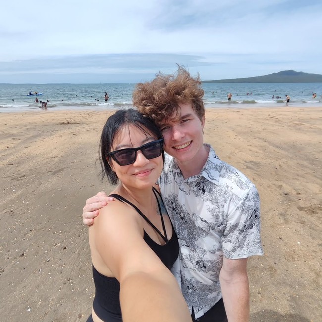 Leony Vitria liburan bersama kekasihnya, Charles Seaman ke luar negeri. Keduanya memilih menghabiskan libur Tahun Baru 2026 ke pantai di Selandia Baru. Foto: Dok. Instagram