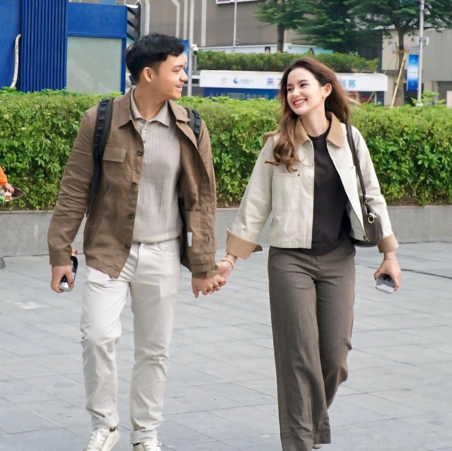 Tampak momen romantis juga terlihat pada pasangan Azriel Hermansyah dan Sarah Manzel. Keduanya tampak romantis bergandengan tangan di China. Foto: Dok. Instagram