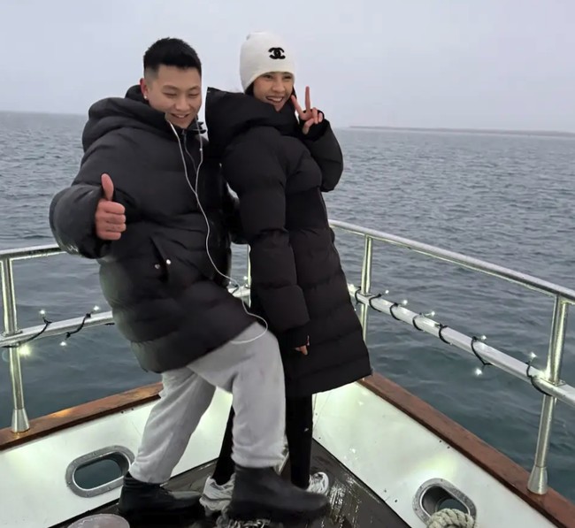 Kemudian Anya Geraldine yang liburan bersama kekasihnya, Tora Widjaja ke Islandia naik boat. Mereka tampak serasi memakai baju dengan nuansa senada.  Foto: Dok. Instagram