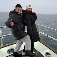Kemudian Anya Geraldine yang liburan bersama kekasihnya, Tora Widjaja ke Islandia naik boat. Mereka tampak serasi memakai baju dengan nuansa senada.  Foto: Dok. Instagram