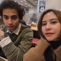 Kemudian Prilly Latuconsina dan Omara Esteghlal yang menikmati liburan Tahun Baru 2026 ke Jepang. Foto: Dok. Instagram