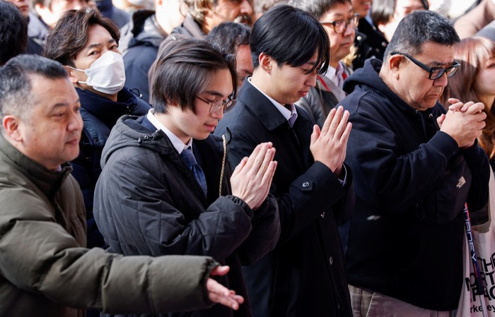 Di hari kerja pertama tahun baru, warga Tokyo berdoa di Kanda Myojin Shrine, berharap kelancaran kerja, usaha, dan kesehatan sepanjang tahun. REUTERS/Manami Yamada