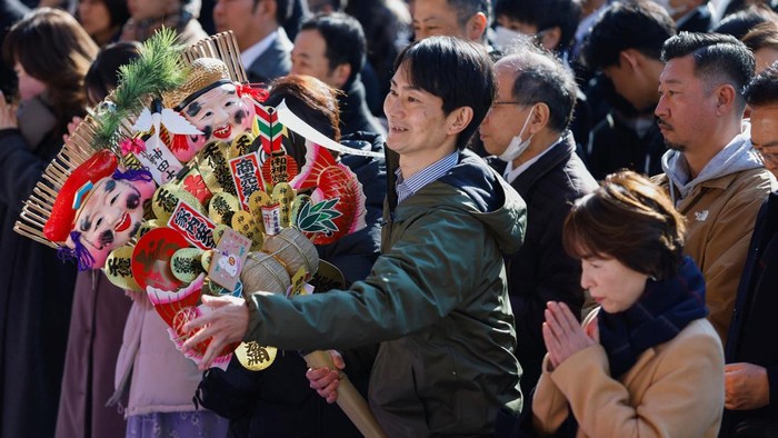 Di hari kerja pertama tahun baru, warga Tokyo berdoa di Kanda Myojin Shrine, berharap kelancaran kerja, usaha, dan kesehatan sepanjang tahun. REUTERS/Manami Yamada