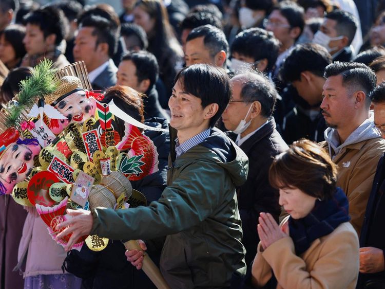 Awali Tahun Kerja, Warga Tokyo Padati Kanda Myojin