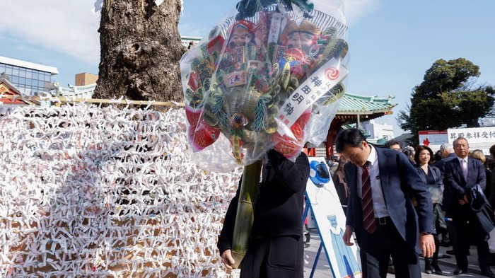 Di hari kerja pertama tahun baru, warga Tokyo berdoa di Kanda Myojin Shrine, berharap kelancaran kerja, usaha, dan kesehatan sepanjang tahun. REUTERS/Manami Yamada