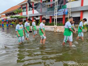 Banjir Rendam SMPN 2 Tanggulangin, Siswa Terpaksa Belajar Daring