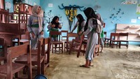 Sejumlah siswa SMPN 1 Tanggulangin Sidaorjo membersihkan salah satu ruang kelas yang sempat tergenang banjir.