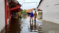 Sementara itu, hanya siswa kelas 7 yang masuk sekolah secara terbatas, dengan memanfaatkan ruang kelas yang tidak terdampak banjir.