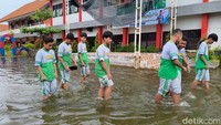 Ketinggian air di sejumlah ruang kelas mencapai 10-20 sentimeter, sementara halaman sekolah tergenang hingga 20-30 sentimeter.