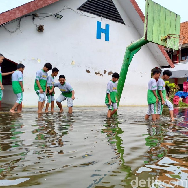 Sekolah di Sidoarjo Terendam Banjir