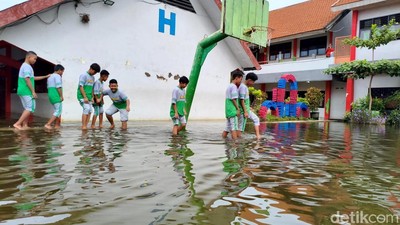 Sekolah di Sidoarjo Terendam Banjir