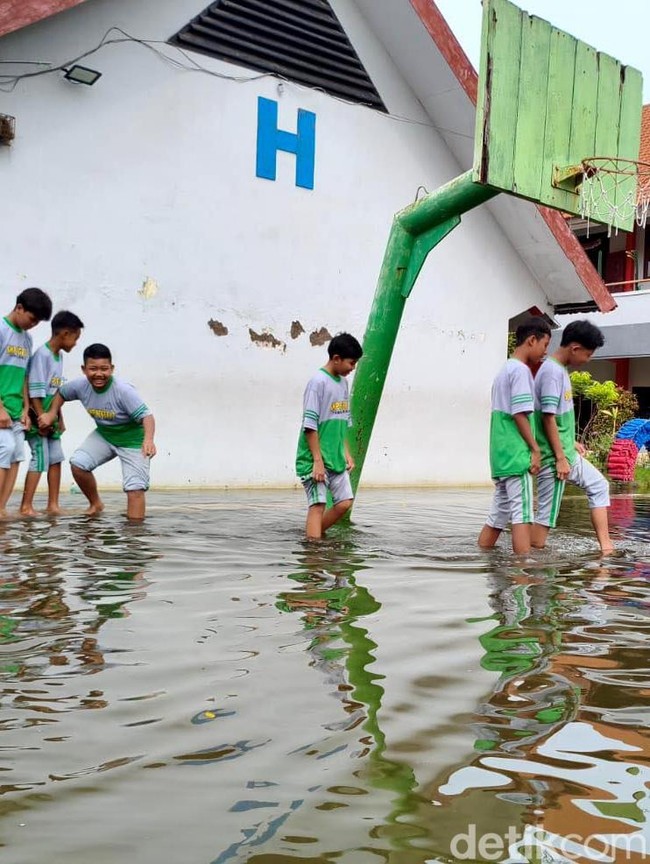 Sekolah di Sidoarjo Terendam Banjir