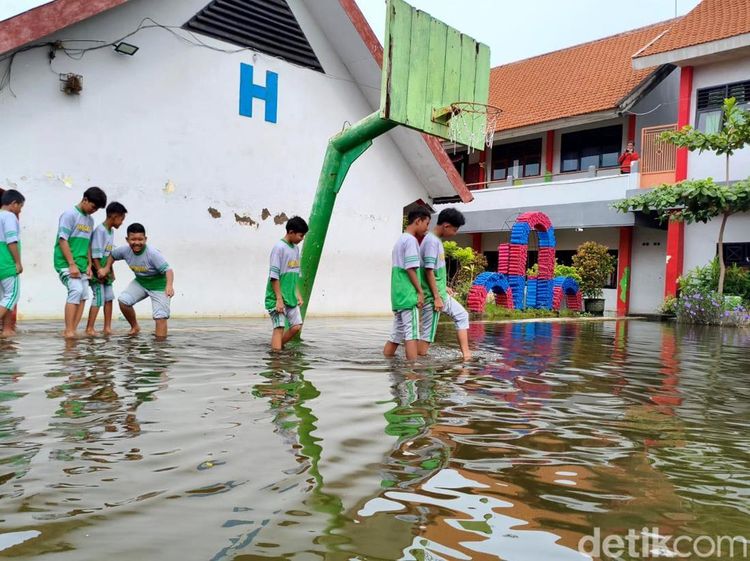Sekolah di Sidoarjo Terendam Banjir