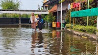 Banjir yang menggenangi lingkungan sekolah SMPN 1 Tanggulangi Sidoarjo ini terjadi sejak setengah bulan ini.
