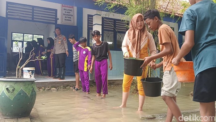 Banjir di SMPN 6 Sampang