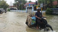 Banjir dikawasan itu akibat luapan Kali Kemuning sejak Minggu(4/1) kemarin.