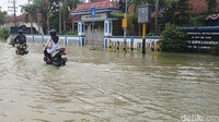 Pantauan detikJatim, jalan depan SMPN 6 Sampang tergenang banjir. Air setinggi sekitar 30 sentimeter. 