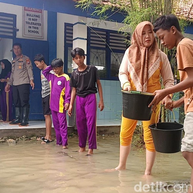Potret Banjir Melanda SMPN 6 Sampang