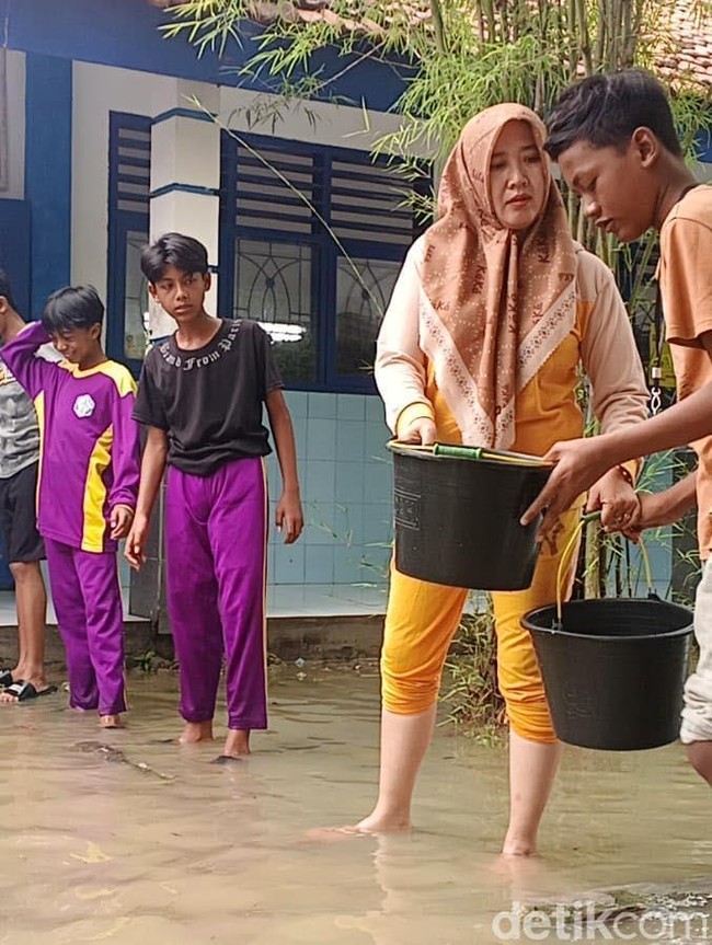Potret Banjir Melanda SMPN 6 Sampang