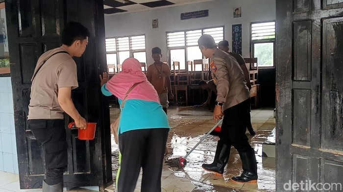 Banjir di SMPN 6 Sampang
