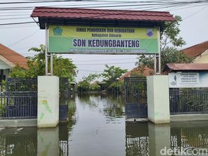 Hampir 2 Bulan Siswa SD di Sidoarjo Belajar Daring gegara Sekolah Banjir