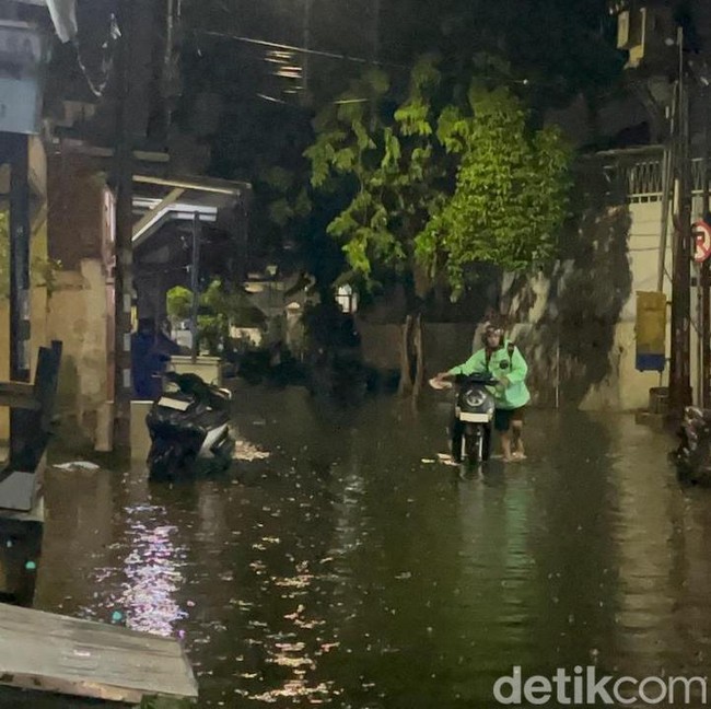 Sejumlah Kawasan di Surabaya Terendam Banjir