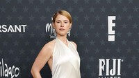 Jessie Buckley Ungkap Alasan Suami Tak Pernah Menemaninya di Karpet Merah