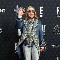 Amy Madigan  tampil unik dengan frock coat chambray biru dari koleksi Dior Men rancangan Jonathan Anderson. Untuk look karpet merah, ia justru memadukannya dengan jeans straight. Klasik, artsy, dan tak terduga. (Foto: Getty Images)