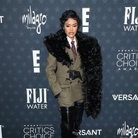 Alih-alih gaun, Teyana Taylor bersolek dengan setelan sharp Saint Laurent karya  Anthony Vaccarello.  Gayanya penuh statement ini terdiri dari jas coklat tegas dipadu boa bulu dramatis, sarung tangan kulit, dan sepatu boots over-the-knee, berikut perhiasan Tiffany & co. yang memberi sentuhan glamor. Powerful dan berkarakter. (Foto: Getty Images)