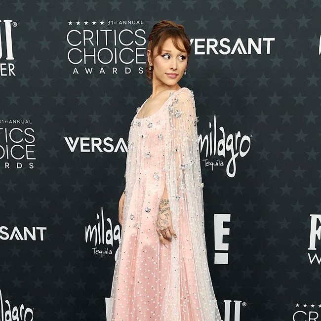Foto: 10 Artis Hollywood Bergaun Terbaik di Critics Choice Awards 2026