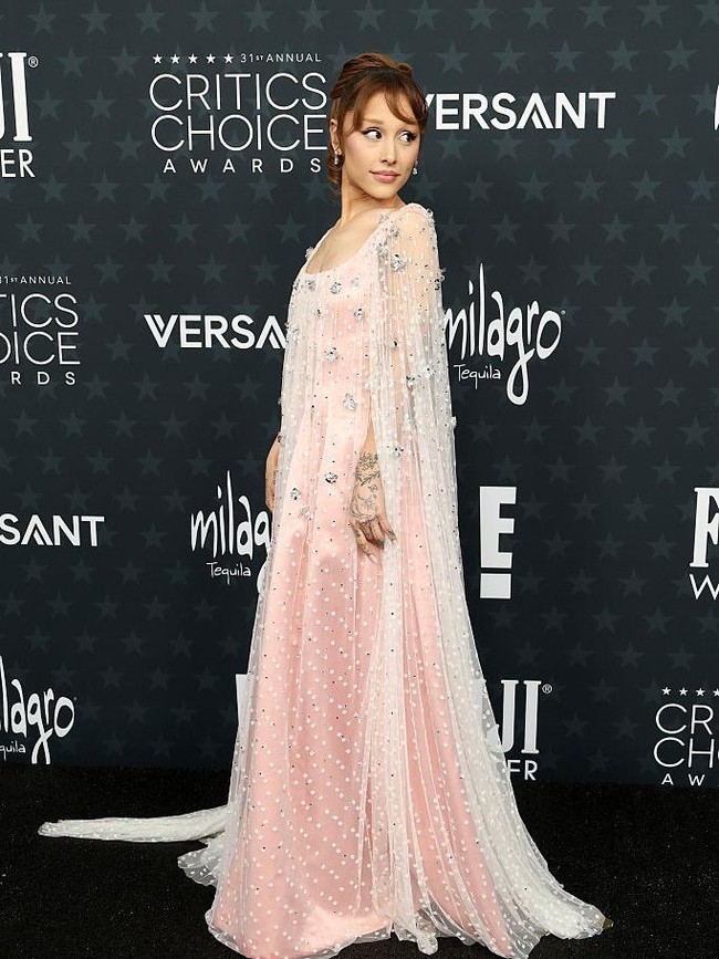 Foto: 10 Artis Hollywood Bergaun Terbaik di Critics Choice Awards 2026