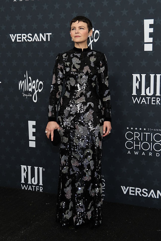 Ginnifer Goodwin memberi penghormatan untuk mendiang desainer Giorgio Armani. Gaun lengan panjang hitam-perak penuh sequin dan kristal ini menjadi contoh sempurna subtle maximalism. Berkilau tanpa berlebihan. (Foto: Getty Images)