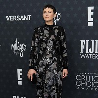 Ginnifer Goodwin memberi penghormatan untuk mendiang desainer Giorgio Armani. Gaun lengan panjang hitam-perak penuh sequin dan kristal ini menjadi contoh sempurna subtle maximalism. Berkilau tanpa berlebihan. (Foto: Getty Images)