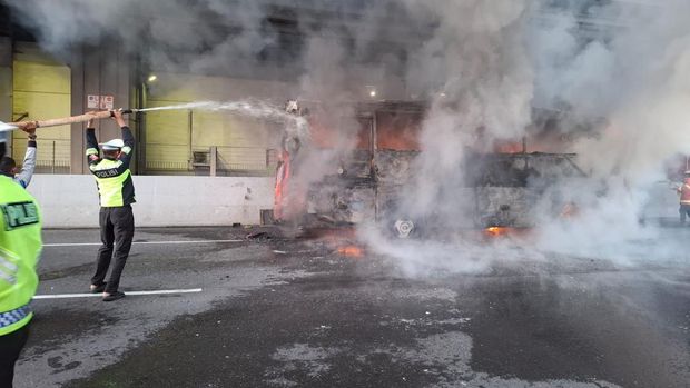Bus rombongan peziarah tujuan Lampung hangus terbakar di ruas Tol Jakarta-Cikampek (Japek). Kebakaran dipicu korsleting sound system pada bus tersebut. (dok PJR Cikampek)