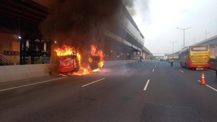 Bus Peziarah Terbakar di Tol Cikampek Dipicu Sound System Korsleting
