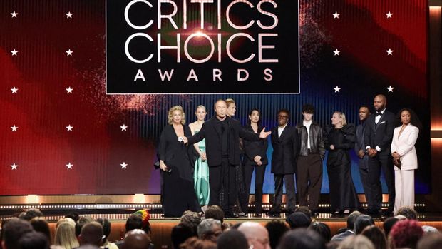 Stephen Graham accepts the Best Limited Series Award for 