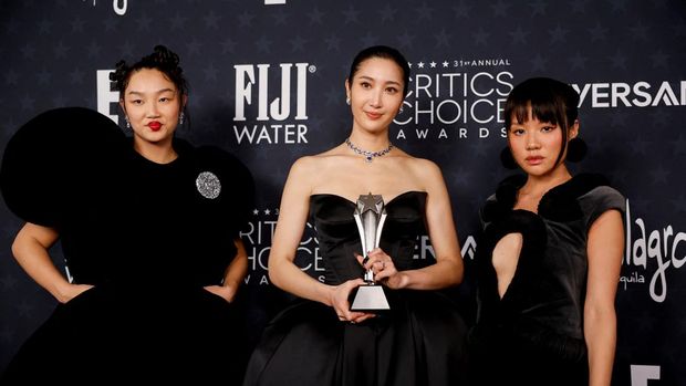 Audrey Nuna, EJAE, and Rei Ami pose with the Best Song award for 