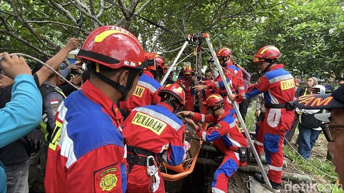 Tim Pemadam Kebakaran Solo saat membantu pemakaman seorang pria berbobot 200 kg di TPU Daksinoloyo, Danyung, Baki, Sukoharjo, Senin (5/1/2026).
