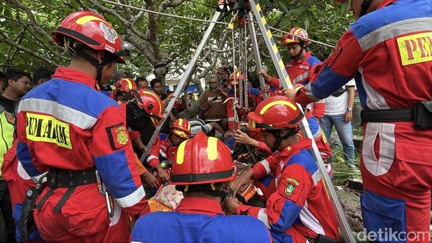 Damkar Solo Tim Pemadam Kebakaran Solo saat membantu pemakaman seorang pria berbobot 200 kg di TPU Daksinoloyo, Danyung, Baki, Sukoharjo, Senin (5/1/2026).