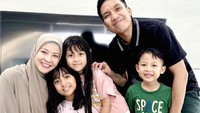 Caca itu misalnya ada apa-apa pasti gue orang pertama yang maju, kecuali dia sudah menikah lagi. Misalnya ya, kita gak tahu ke depannya gimana. Saat ini dia adalah mantan istri, tapi dia gak akan jadi mantan ibunya anak-anak gue sampai kapanpun. Gue masih tetap harus perhatian, kata Desta dilansir dari channel YouTube Jeda Nulis dan HAQIQI, Selasa (10/3/2026). Foto: Instagram @desta80s