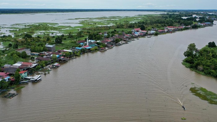 Sejumlah pengunjung menaiki perahu motor untuk mengamati Pesut Mahakam (Orcaella brevirostris) di Desa Wisata Pela di Kutai Kartanegara, Kalimantan Timur, Minggu (4/1/2026). Desa yang dikembangkan sebagai destinasi Green Tourism dan berkelanjutan itu juga menawarkan wisata konservasi Pesut Mahakam yakni mamalia sejenis lumba-lumba yang termasuk hewan dilindungi yang populasinya sekitar 60 ekor. ANTARA FOTO/M Risyal Hidayat/YU