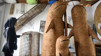 Pengunjung mengamati koleksi dari Museum Pela di kawasan konservasi pesut Mahakam di Desa Wisata Pela.